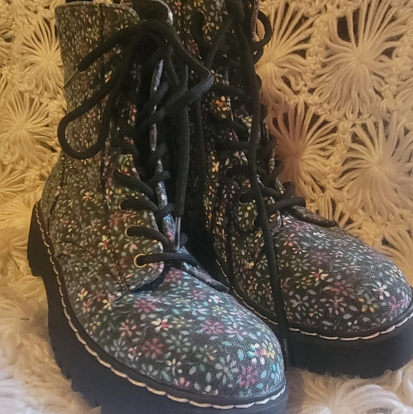 Sincerely Jules Floral boots. No Wear. Perfect Condition. - Picture 7 of 7